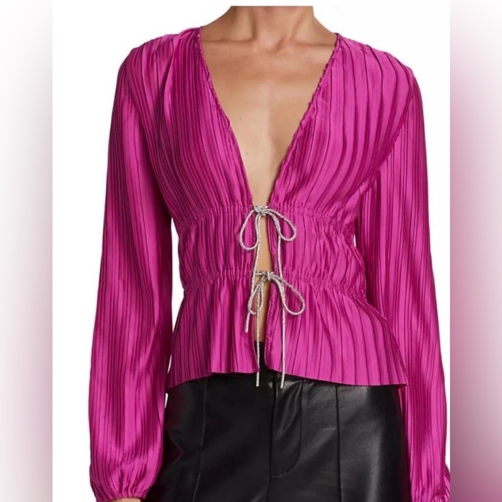 WAYF Payton Plunge Neck Plissé Top - Picture 6 of 6